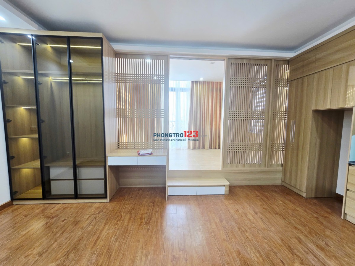 CHDV 690 Lạc Long Quân Tây Hồ, cách 3 nhà ra mặt phố. Ngõ rộng xe ba gác tránh. Trước nhà Lottemall