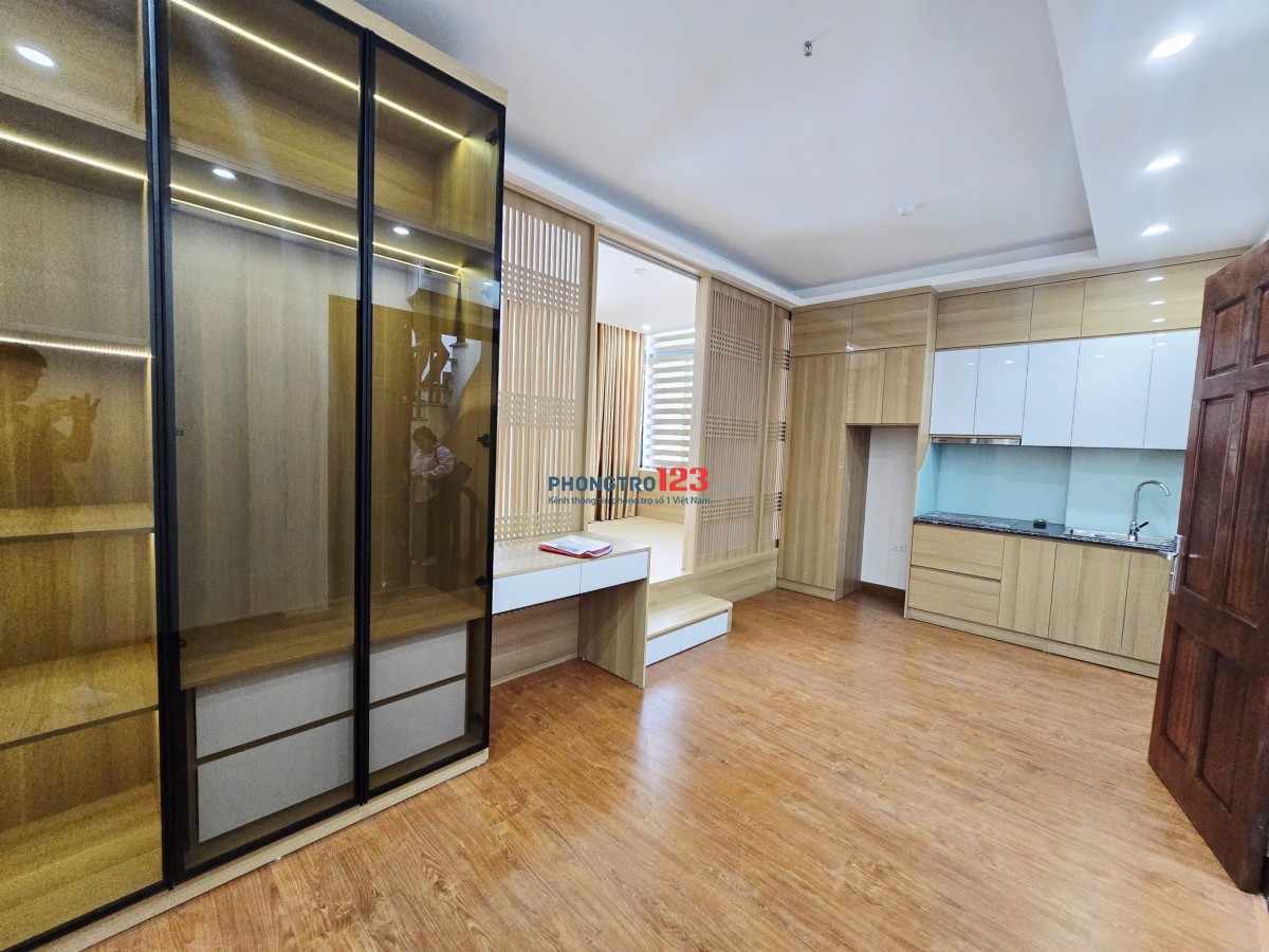CHDV 690 Lạc Long Quân Tây Hồ, cách 3 nhà ra mặt phố. Ngõ rộng xe ba gác tránh. Trước nhà Lottemall