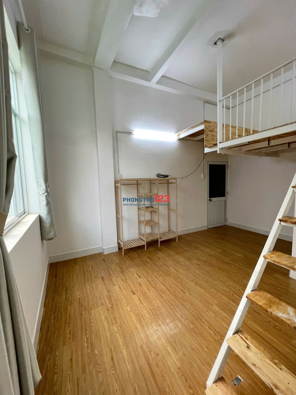 Cho thuê phòng gác cao cửa sổ lớn ở Nguyễn Tiểu La Q10 100m ra ĐH Kinh Tế cs B, 1km ra ĐH Y Dược