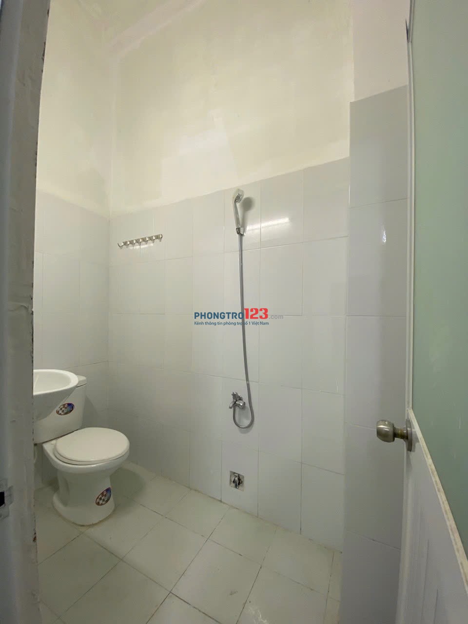 Cho thuê phòng gác cao cửa sổ lớn ở Nguyễn Tiểu La Q10 100m ra ĐH Kinh Tế cs B, 1km ra ĐH Y Dược