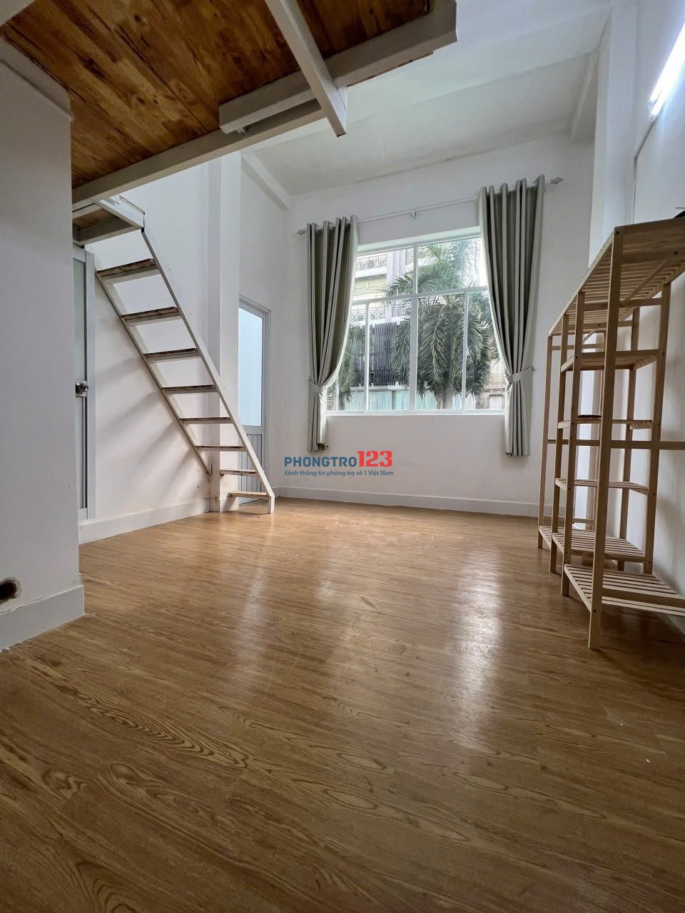 Cho thuê phòng gác cao cửa sổ lớn ở Nguyễn Tiểu La Q10 100m ra ĐH Kinh Tế cs B, 1km ra ĐH Y Dược