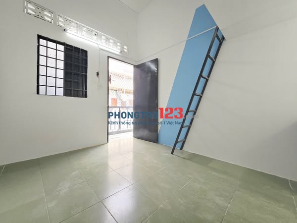 Phòng MỚI BAN CÔNG, KO chủ, Giờ Tự DO gần ĐH Ngân Hàng và Nông Lâm gác cao thoáng