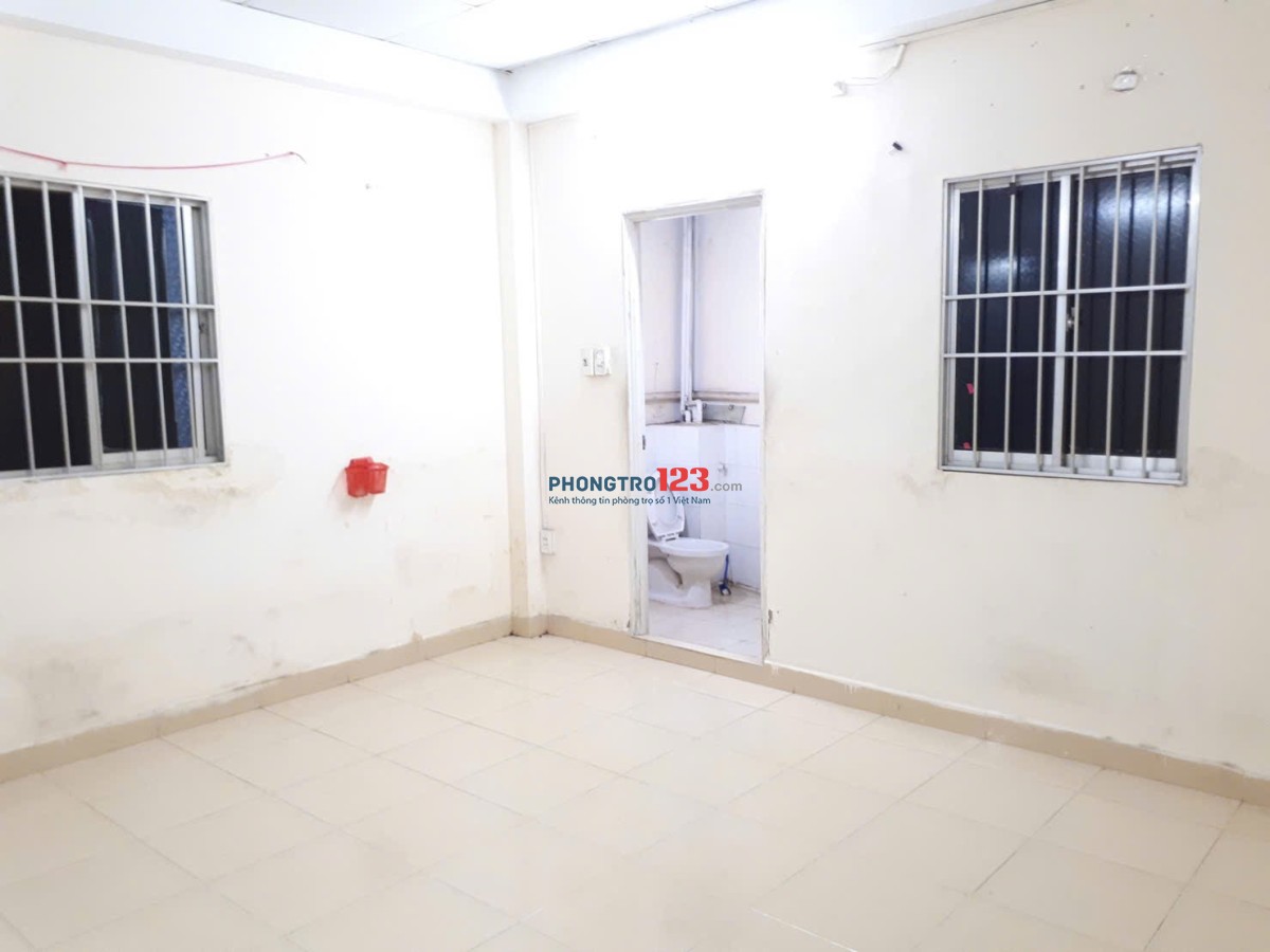 Chính chủ cho thuê phòng lớn 20m2, có máy lạnh, 3 cửa sổ, ban công ngay trung tâm Q3