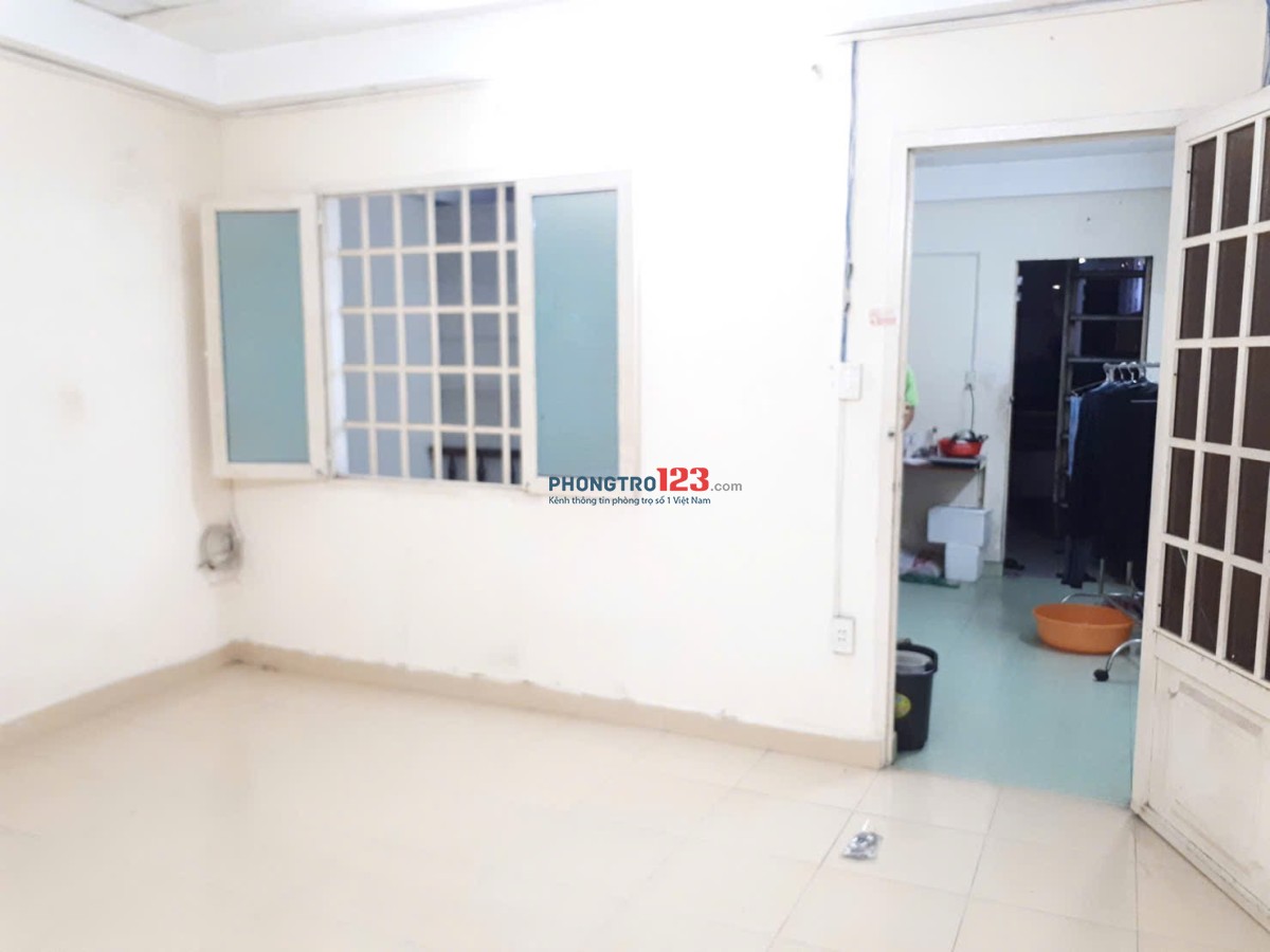 Chính chủ cho thuê phòng lớn 20m2, có máy lạnh, 3 cửa sổ, ban công ngay trung tâm Q3