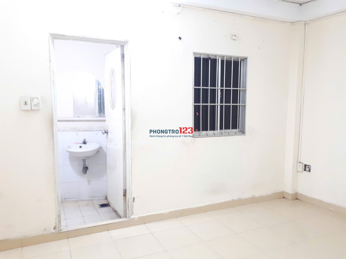 Chính chủ cho thuê phòng lớn 20m2, có máy lạnh, 3 cửa sổ, ban công ngay trung tâm Q3