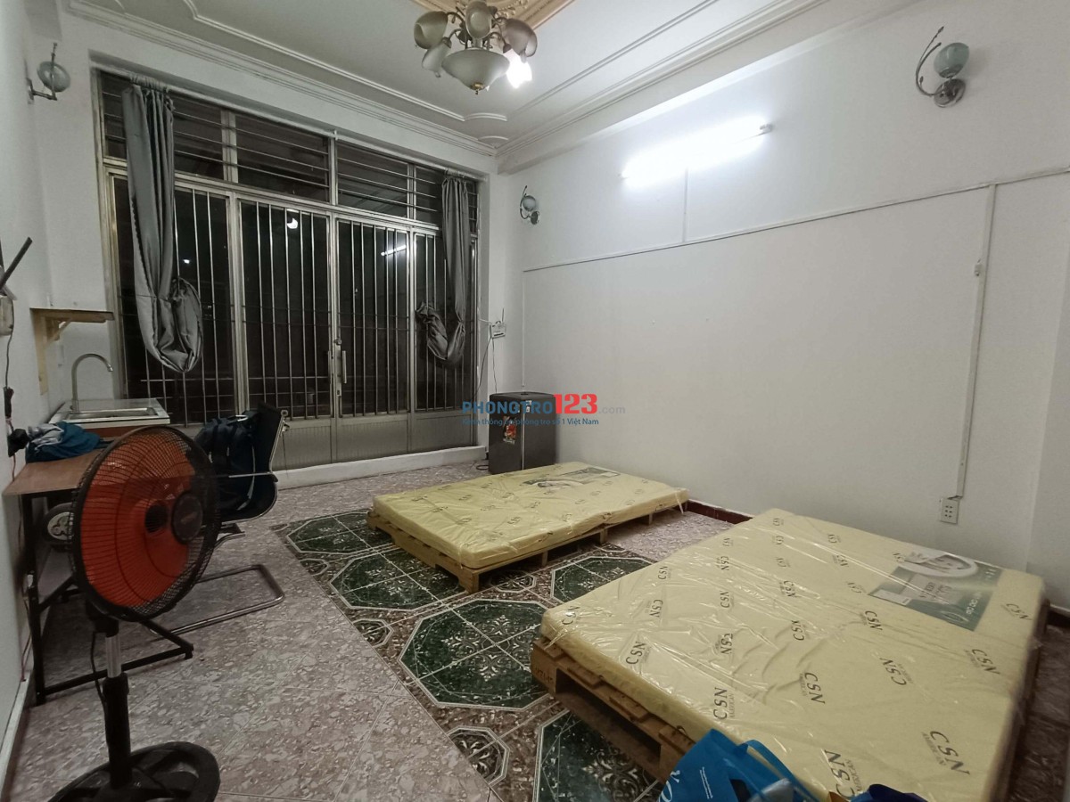 Cần người ở ghép mặt tiền 188 Đinh Bộ Lĩnh, 20m2, đủ nội thất cơ bản, 1.6tr/người