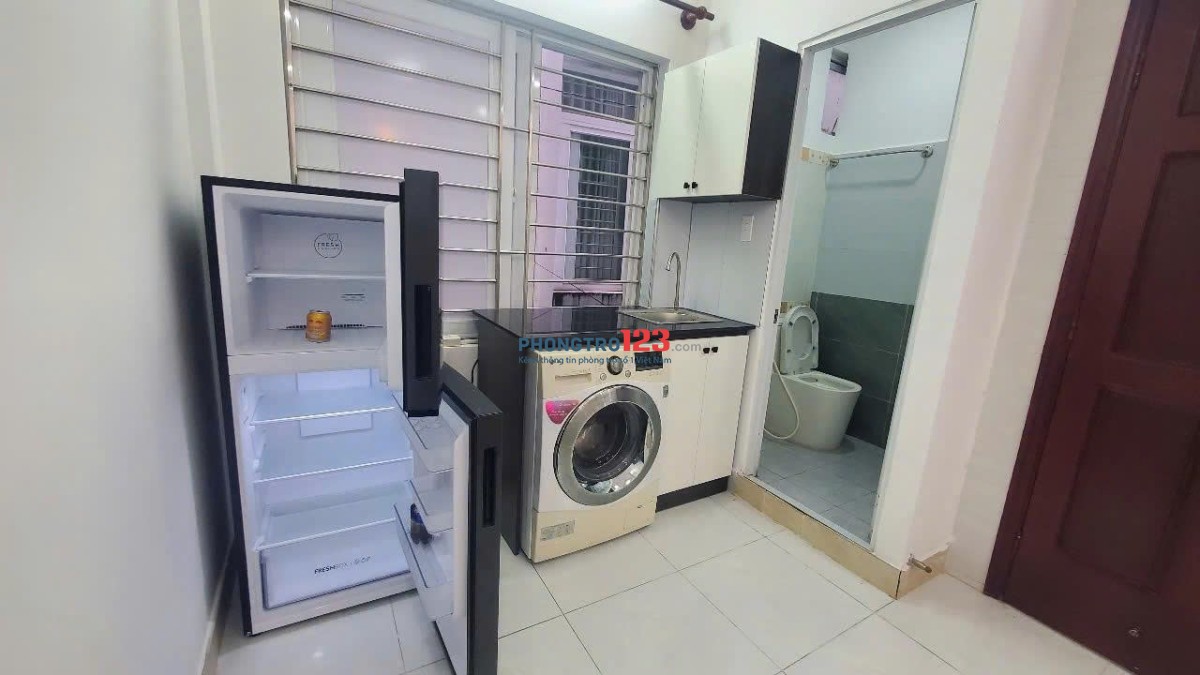 Cho thuê phòng lầu 1 cửa sổ trời, máy giặt riêng ở Thích Quảng Đức, PN - gần Sân Bay, CV Gia Định