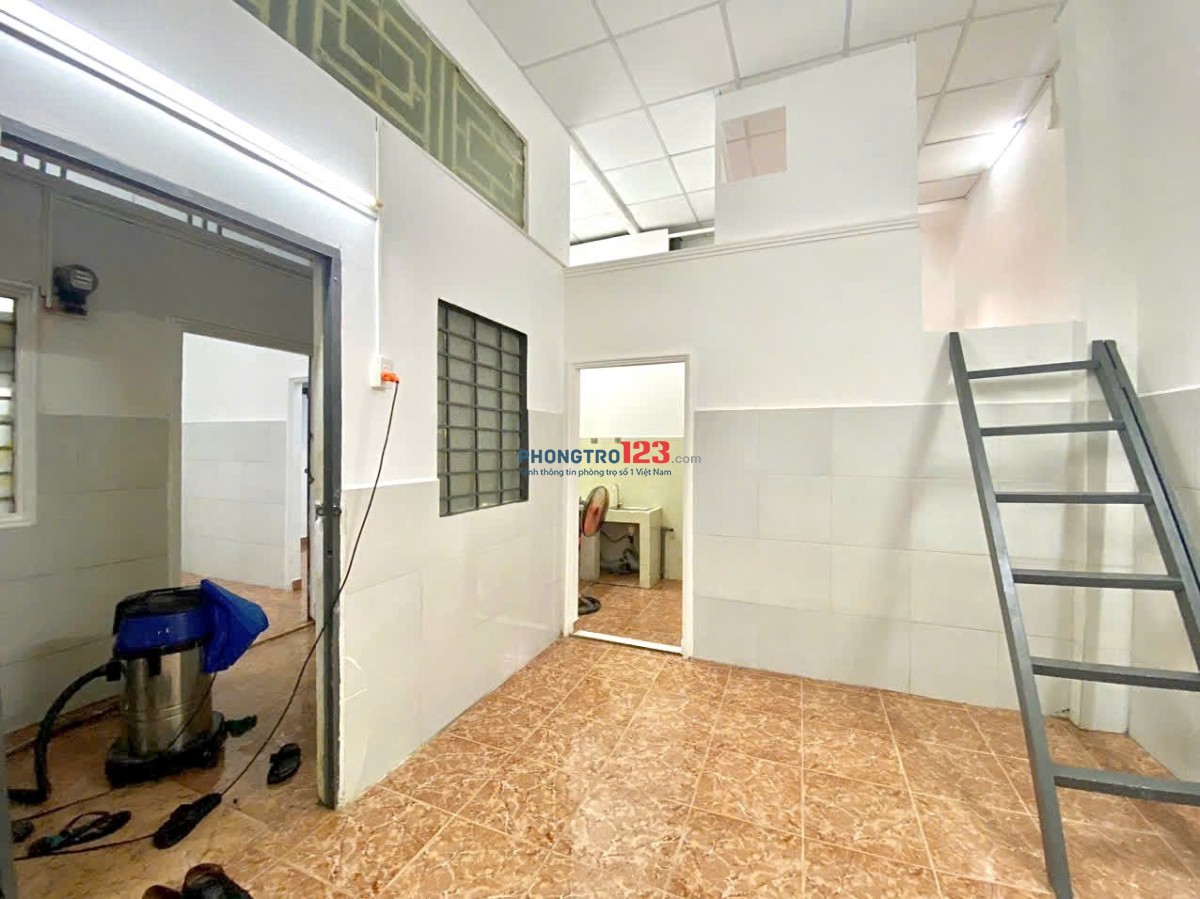 Chính Chủ Cho Thuê Phòng Duplex Không Nội Thất , Rộng 40m2 , Gần Đại Học Tài Chính - Marketing