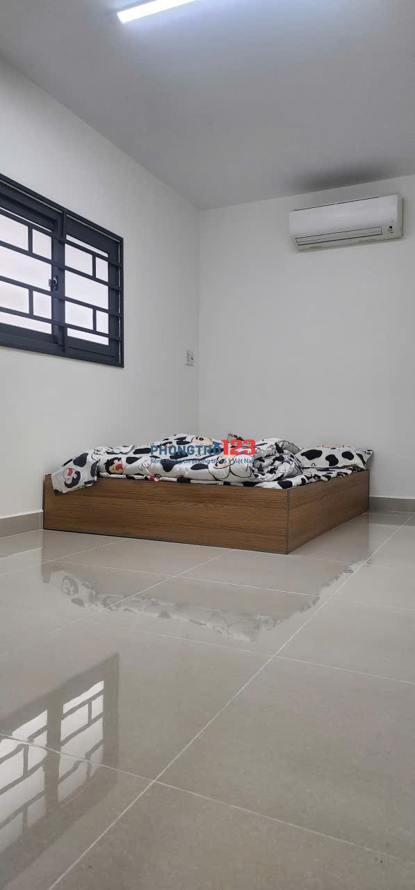 Cho thuê phòng trọ mới đầy đủ tiện nghi: giường, tủ, máy lạnh, máy giặt, tủ lạnh. Không chung chủ.
