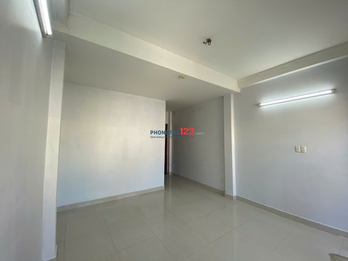 Cần cho thuê phòng có ban công, hẻm đối diện Đại học Bách Khoa