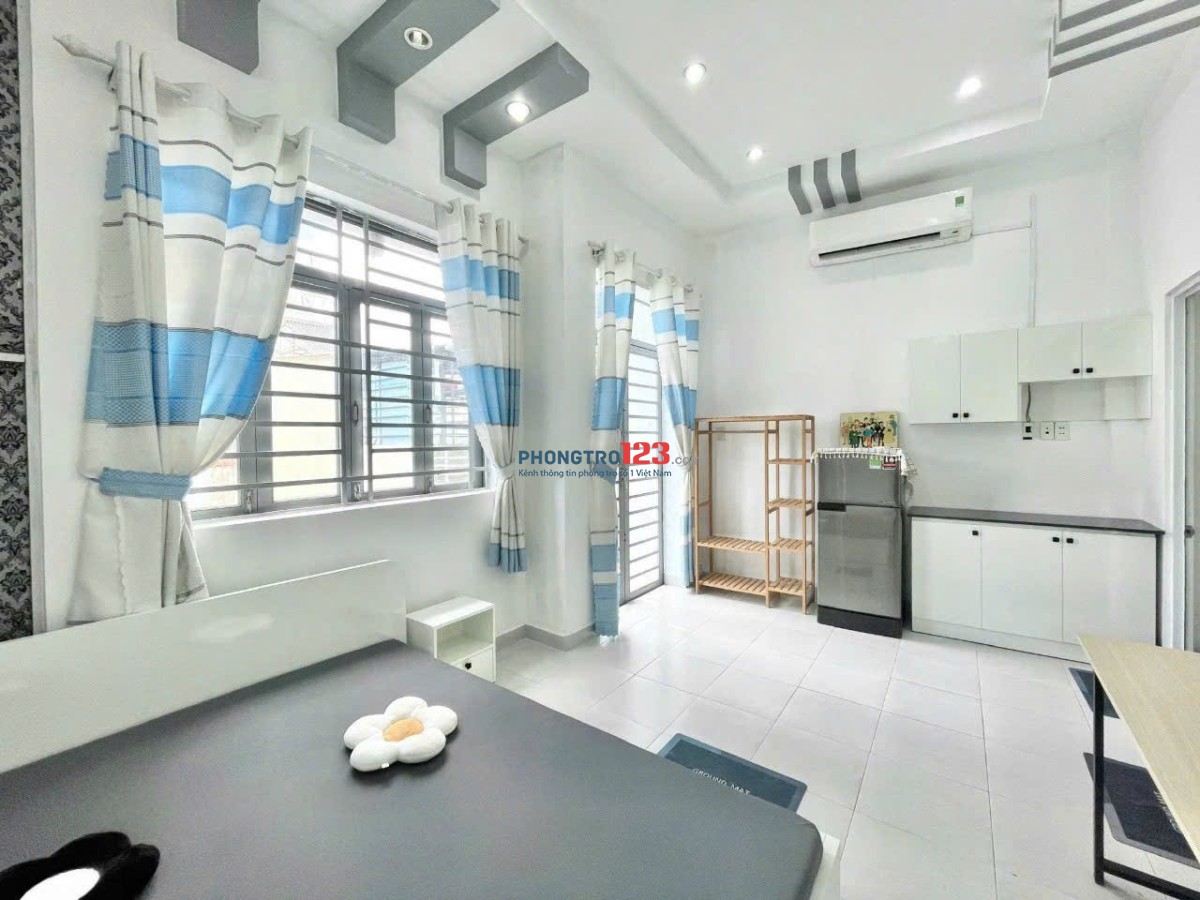 Cho thuê Phòng Ban công, rộng 35m2 giáp Q1, Q3, ngay trung tâm Phú Nhuận. Full nội thất