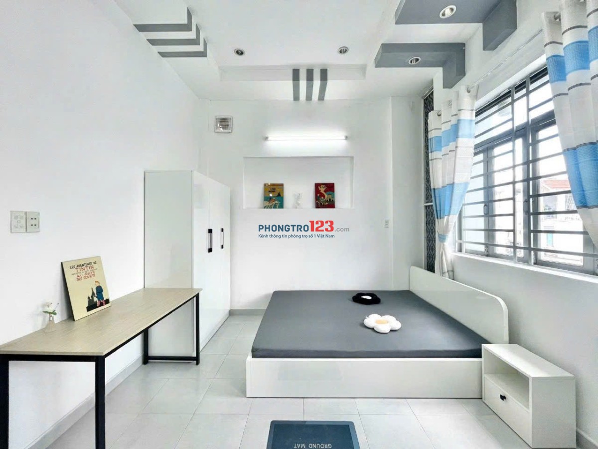Cho thuê Phòng Ban công, rộng 35m2 giáp Q1, Q3, ngay trung tâm Phú Nhuận. Full nội thất