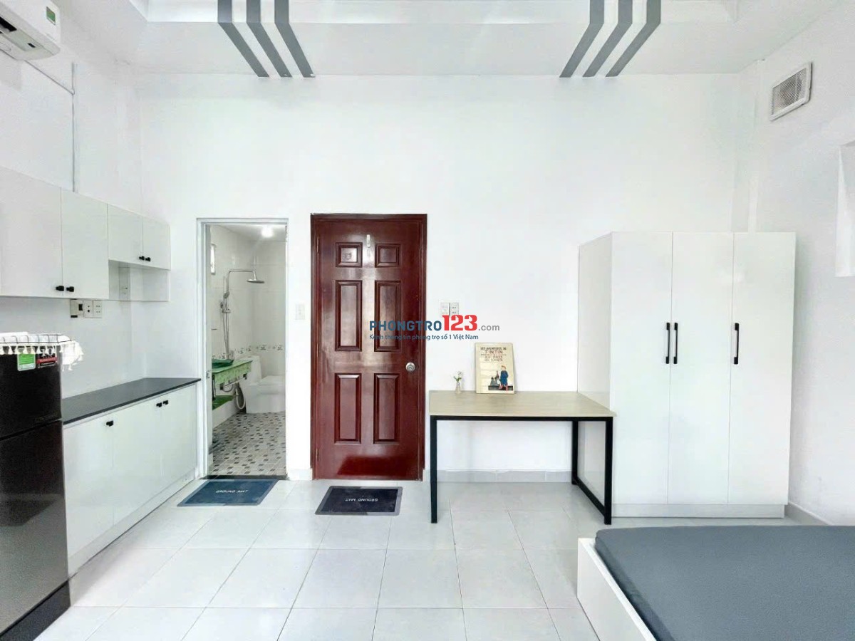 Cho thuê Phòng Ban công, rộng 35m2 giáp Q1, Q3, ngay trung tâm Phú Nhuận. Full nội thất