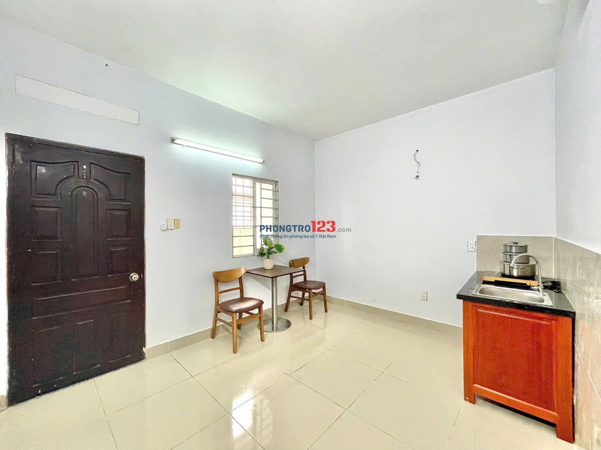 NGAY NGÃ 4 PHÚ NHUẬN, GẦN ĐH TÀI CHÍNH MARKETING, CV GIA ĐỊNH