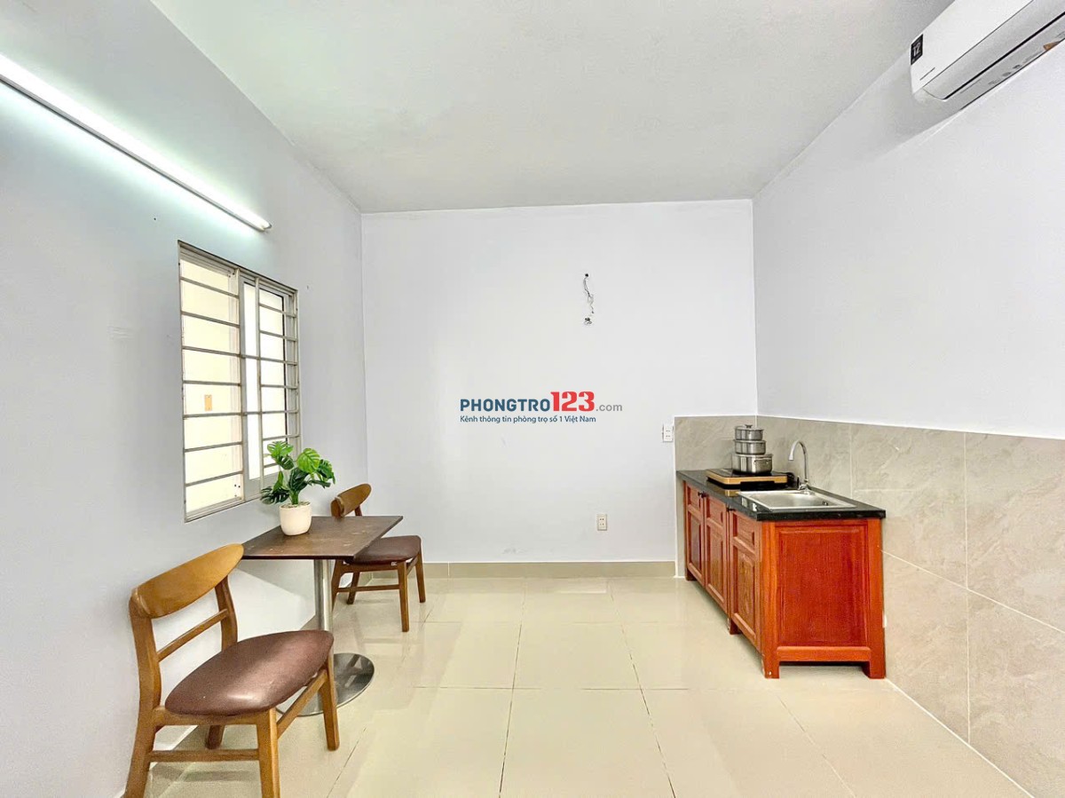 NGAY NGÃ 4 PHÚ NHUẬN, GẦN ĐH TÀI CHÍNH MARKETING, CV GIA ĐỊNH