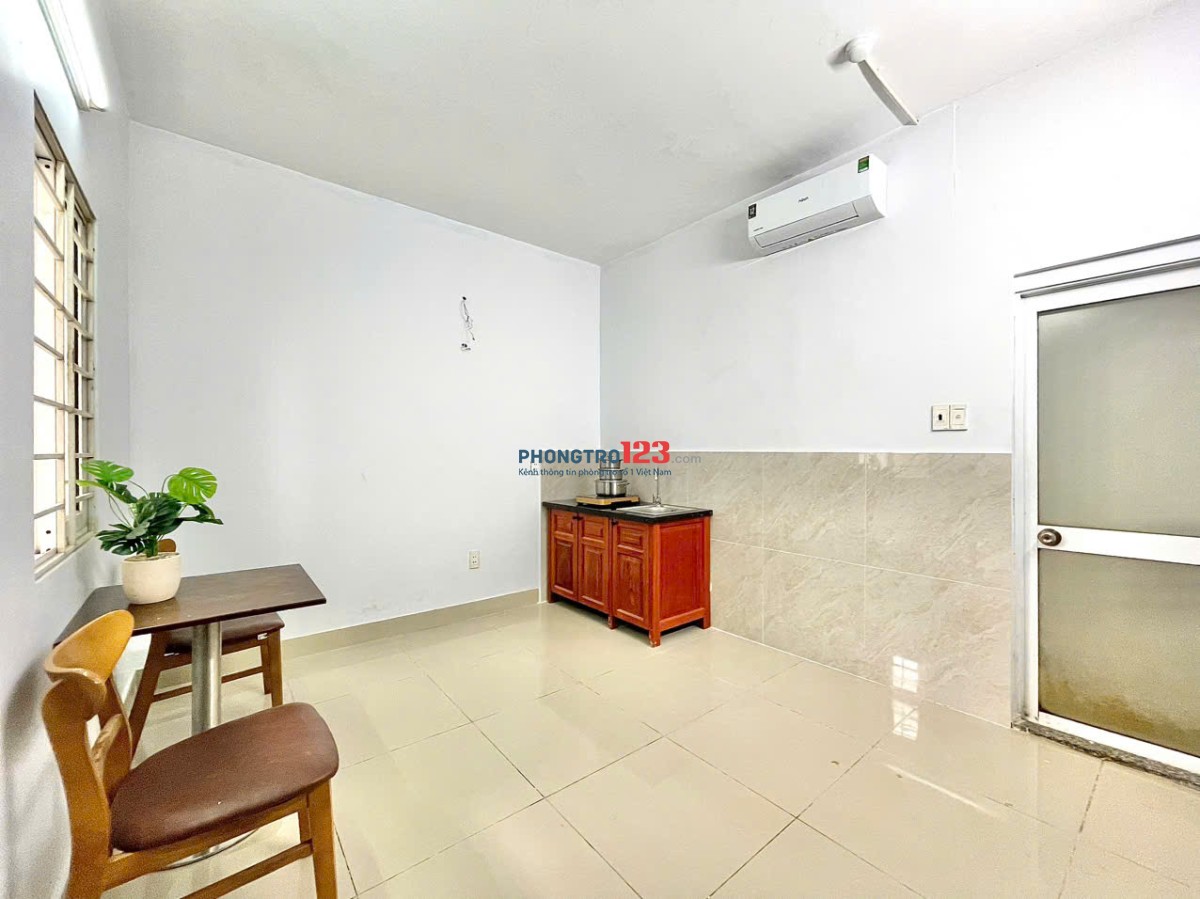 NGAY NGÃ 4 PHÚ NHUẬN, GẦN ĐH TÀI CHÍNH MARKETING, CV GIA ĐỊNH