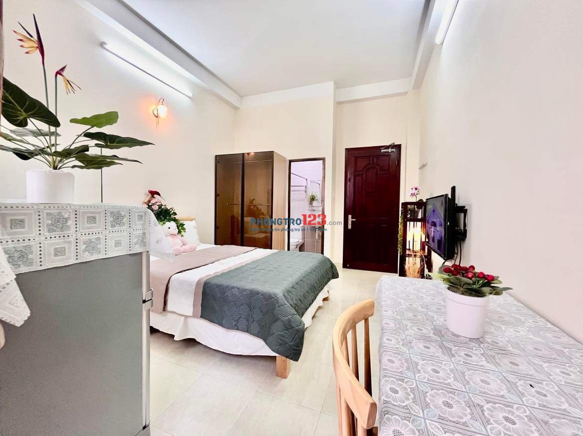 CHO THUÊ PHÒNG BAN CÔNG THOÁNG , 36m2 - GẦN VÒNG XOAY DÂN CHỦ, TOÀ NHÀ VIETTEL