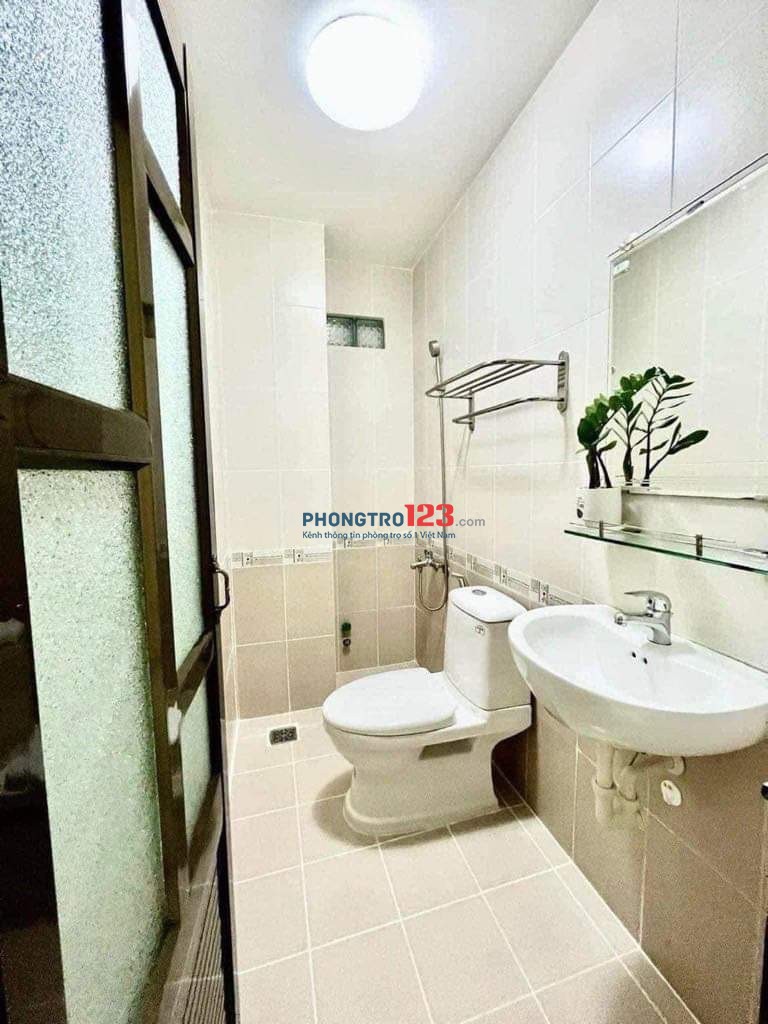 CHO THUÊ PHÒNG BAN CÔNG THOÁNG , 36m2 - GẦN VÒNG XOAY DÂN CHỦ, TOÀ NHÀ VIETTEL