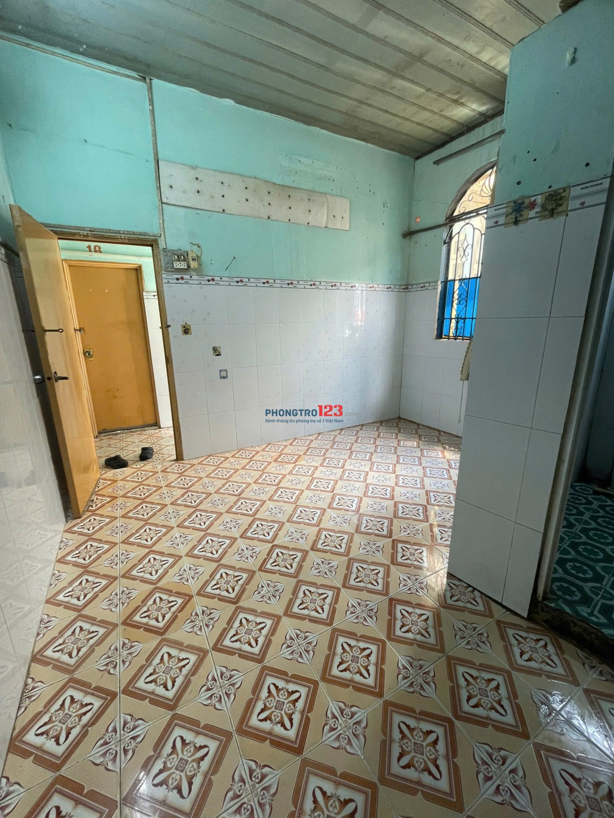 Phòng trọ 16m2 có cửa sổ thoáng mát và camera an ninh 24/7