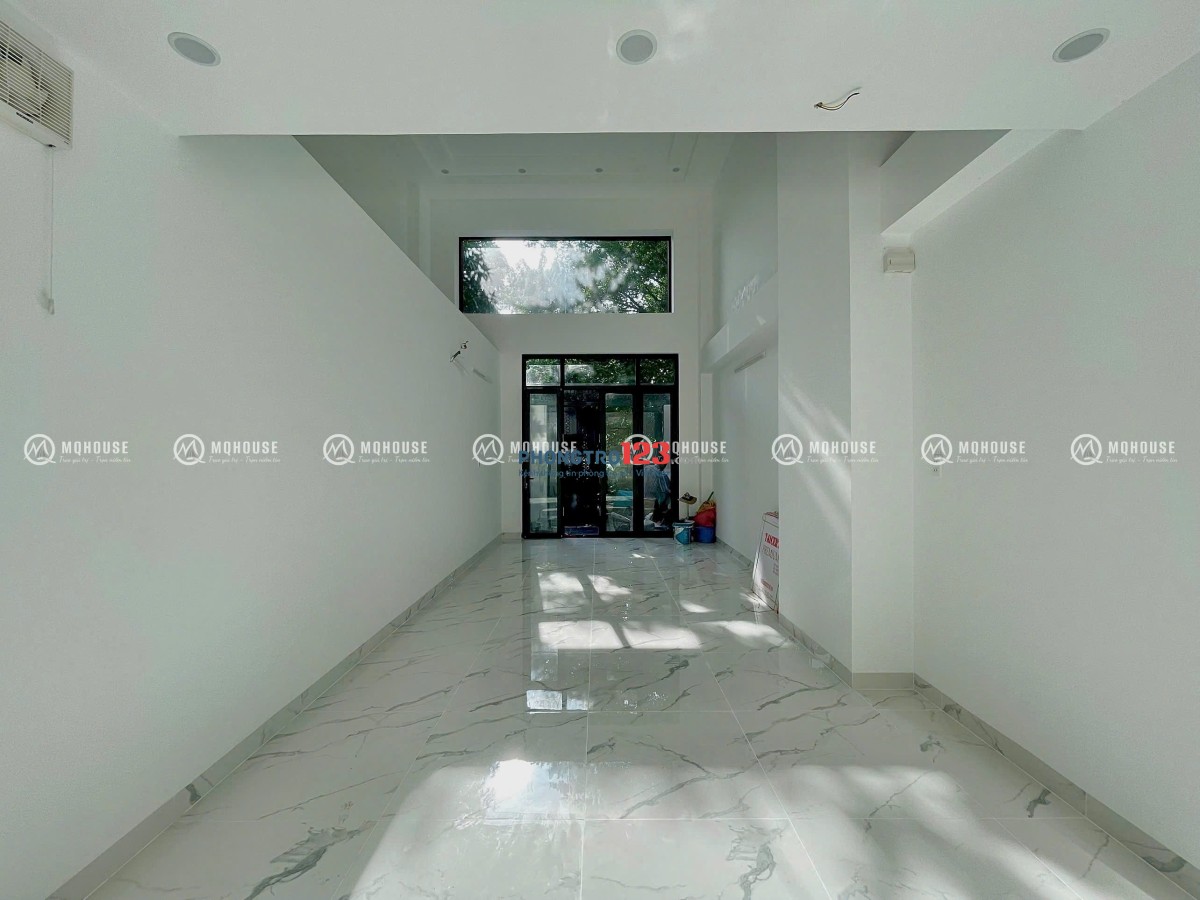 CHO THUÊ MẶT BẰNG KINH DOANH TỰ DO TÂN PHÚ - CÓ CHỖ NGỦ LẠI - MẶT TIỀN ĐƯỜNG LỚN TOÀ NHÀ