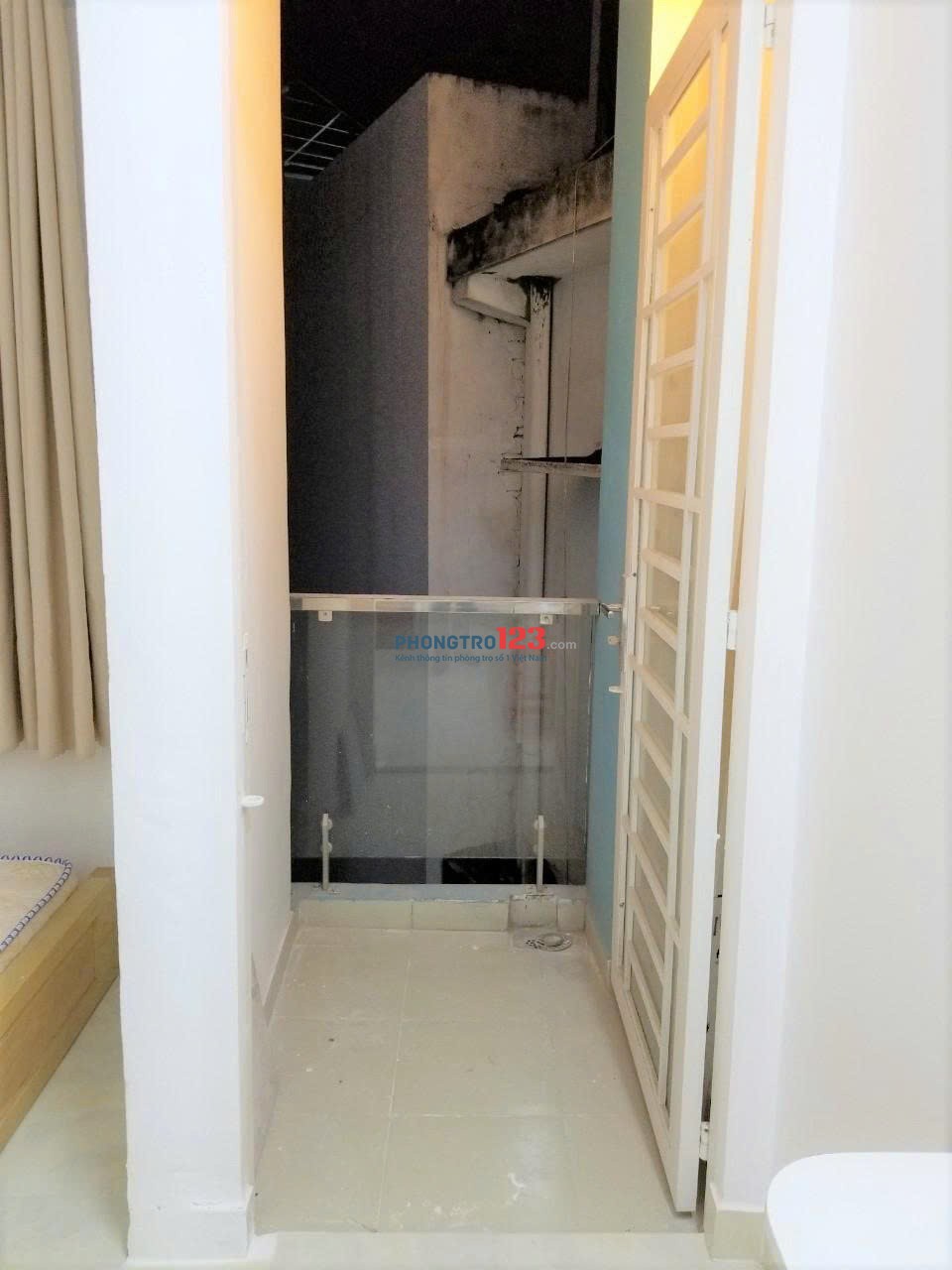 Phòng Ban Công Thoáng Mát, Đối Diện ĐH Bách Khoa, Full Nội Thất, Gần ĐH huflit, Hoa Sen, Kinh Tế UEH