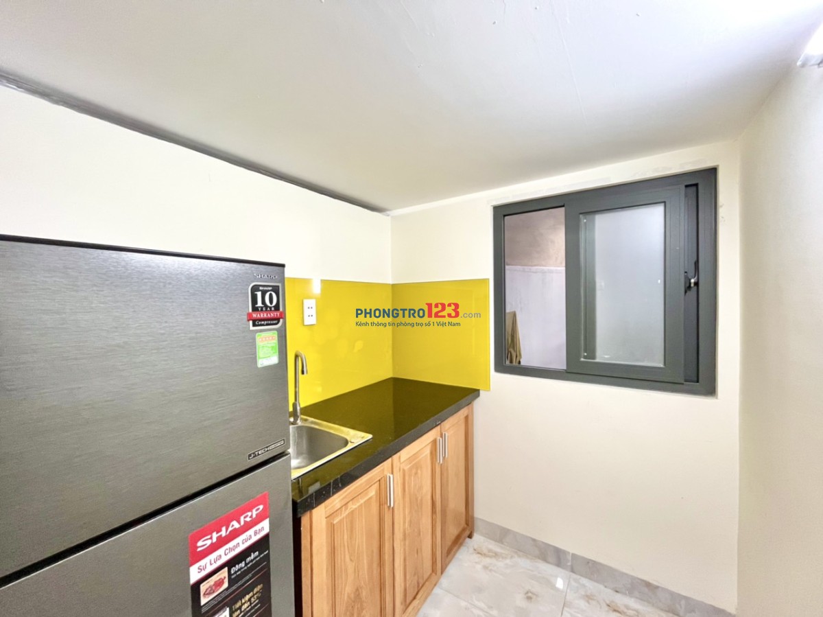 PHÒNG MỚI XÂY, NỘI THẤT GỖ SANG TRỌNG, CỬA SỔ THOÁNG NGÃ 4 BẢY HIỀN TÂN BÌNH