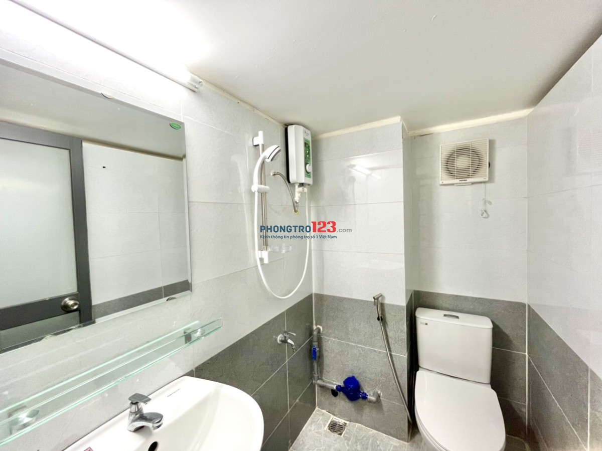 PHÒNG MỚI XÂY, NỘI THẤT GỖ SANG TRỌNG, CỬA SỔ THOÁNG NGÃ 4 BẢY HIỀN TÂN BÌNH