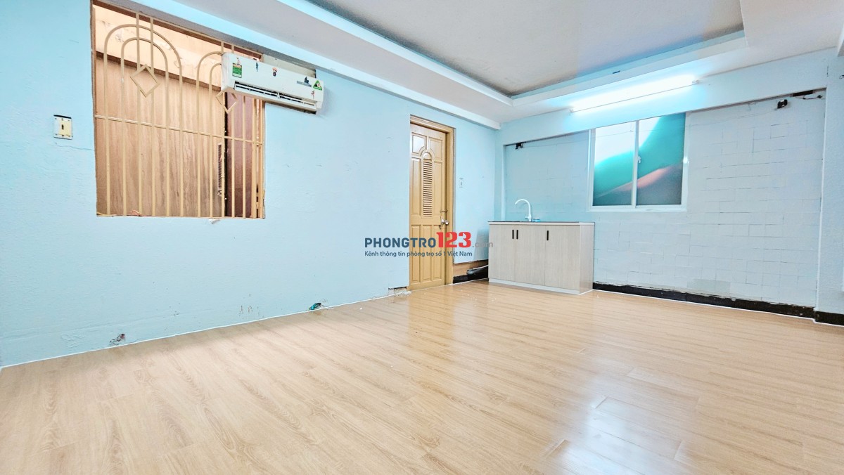 Phòng ngay mặt tiền đường lớn, 2 cửa sổ, mới sơn sửa, sẵn bếp, máy lạnh, C.V.A !