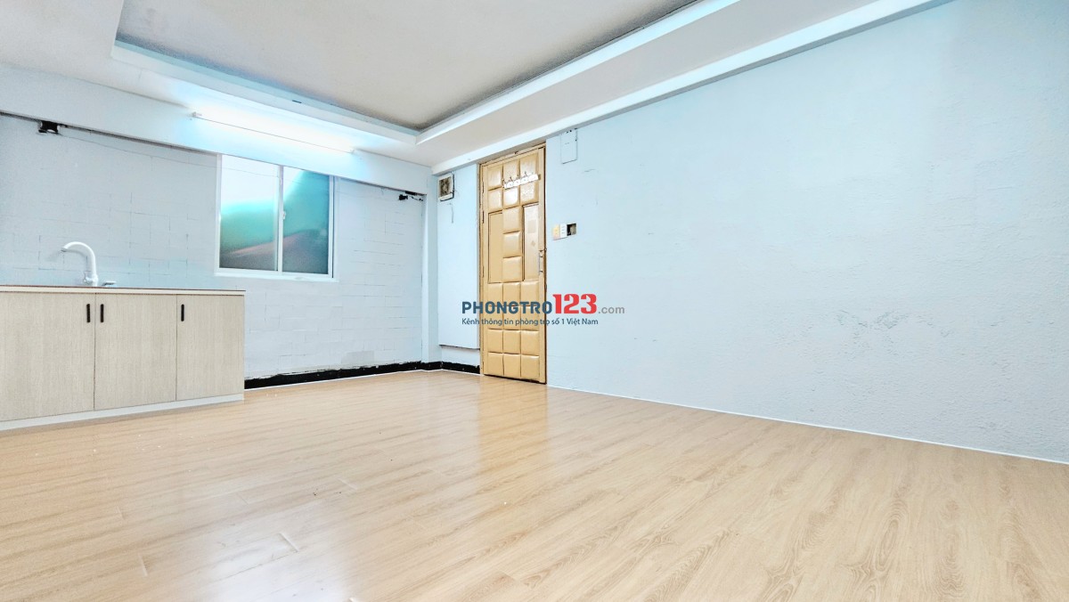 Phòng ngay mặt tiền đường lớn, 2 cửa sổ, mới sơn sửa, sẵn bếp, máy lạnh, C.V.A !