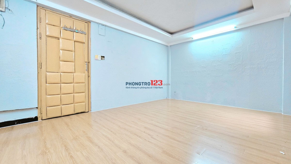 Phòng ngay mặt tiền đường lớn, 2 cửa sổ, mới sơn sửa, sẵn bếp, máy lạnh, C.V.A !