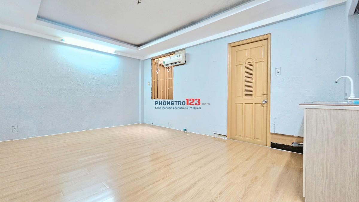 Phòng ngay mặt tiền đường lớn, 2 cửa sổ, mới sơn sửa, sẵn bếp, máy lạnh, C.V.A !