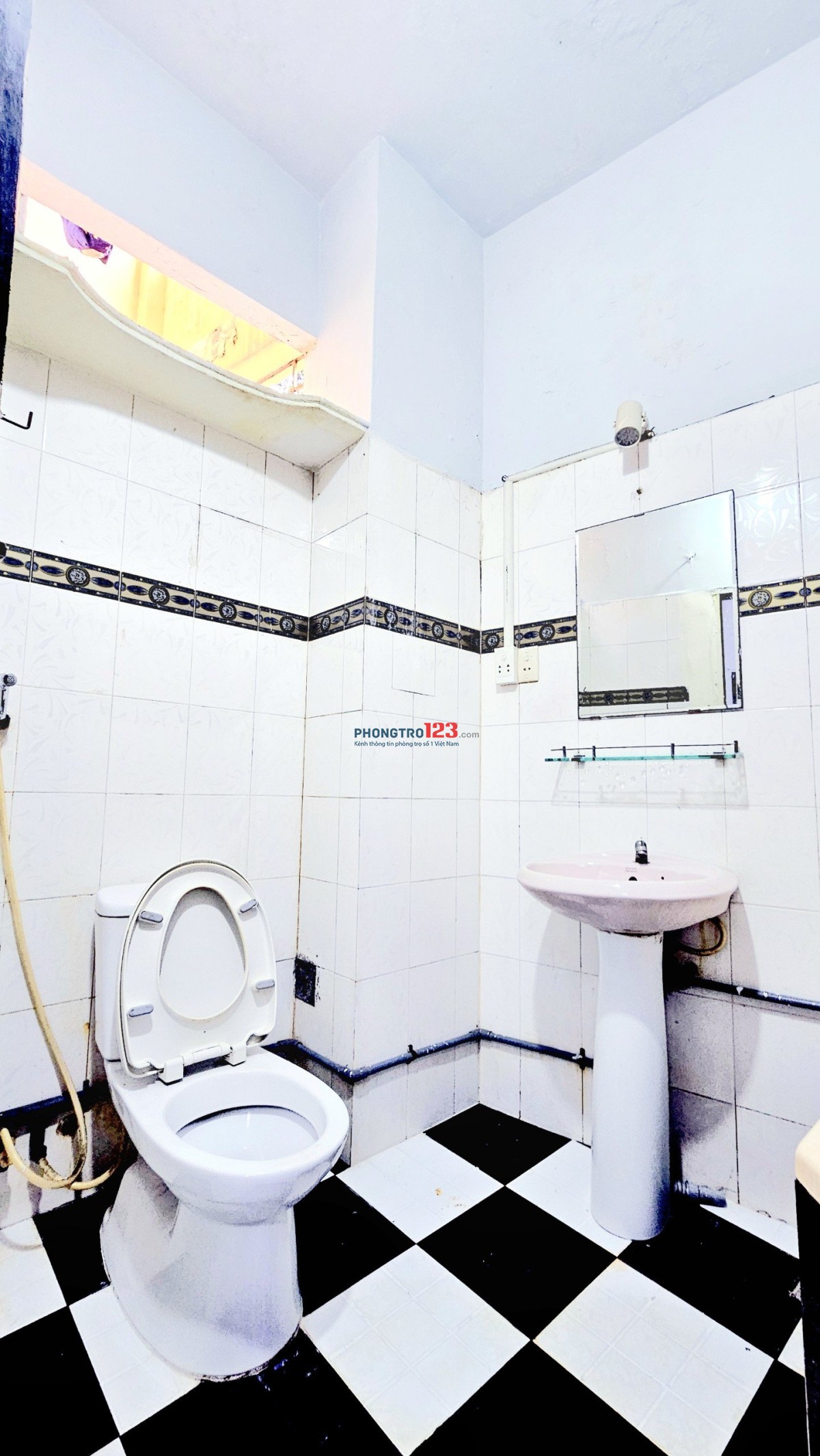 Phòng ngay mặt tiền đường lớn, 2 cửa sổ, mới sơn sửa, sẵn bếp, máy lạnh, C.V.A !