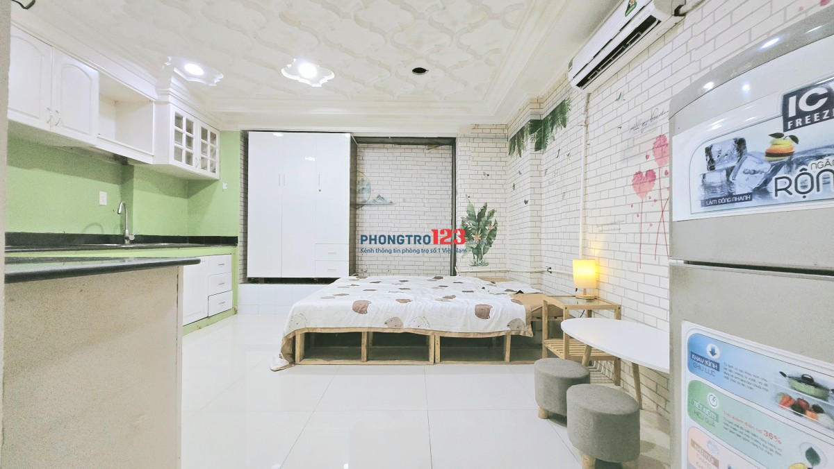 Phòng có dàn bếp lớn, full nội thất, sau lưng Hutech UVK, cực thoáng !