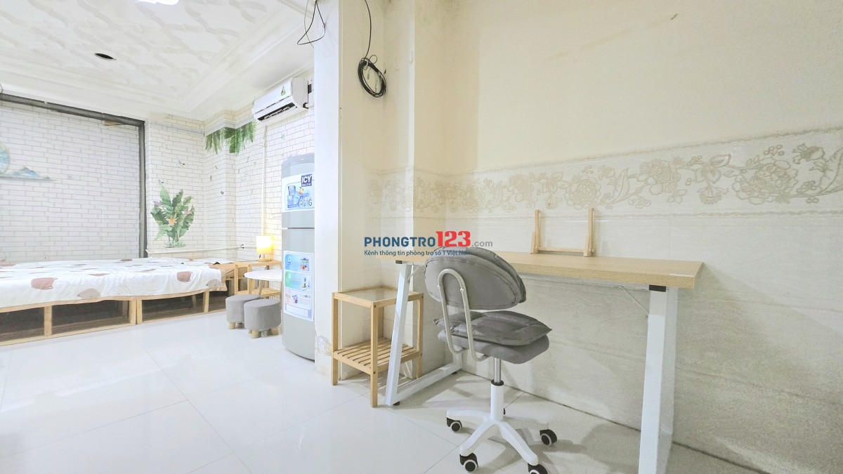 Phòng có dàn bếp lớn, full nội thất, sau lưng Hutech UVK, cực thoáng !