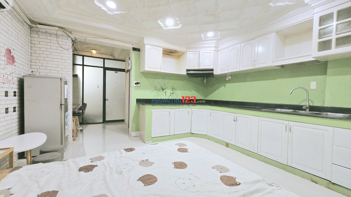 Phòng có dàn bếp lớn, full nội thất, sau lưng Hutech UVK, cực thoáng !