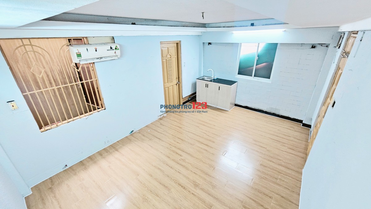 Phòng ngay mặt tiền đường lớn, 2 cửa sổ, mới sơn sửa, sẵn bếp, máy lạnh, C.V.A !