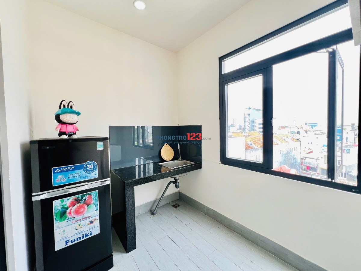 Cho Thuê Phòng Tách Bếp, Full nội thất, cửa sổ lớn ngay Ung Văn Khiêm, gần Ngã tư hàng xanh, UTH,..