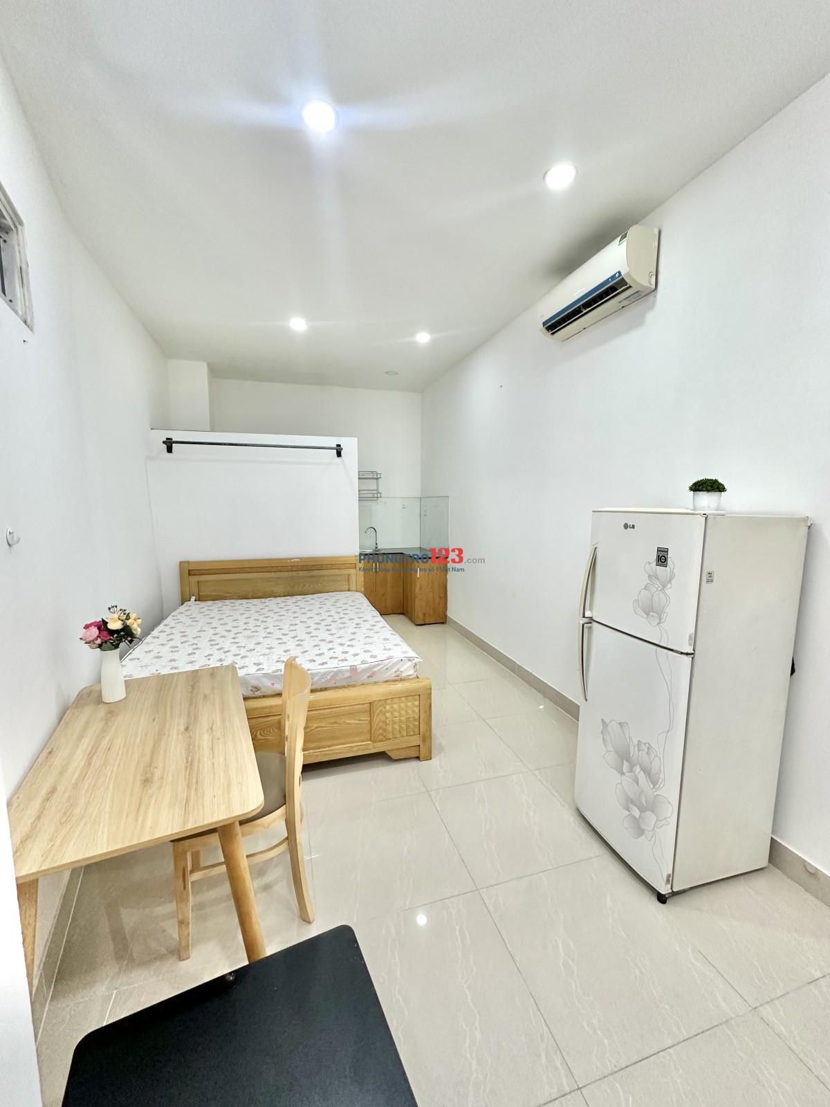 Phòng cửa sổ full nội thất Nguyễn Hữu Cảnh đối diện Vinhomes