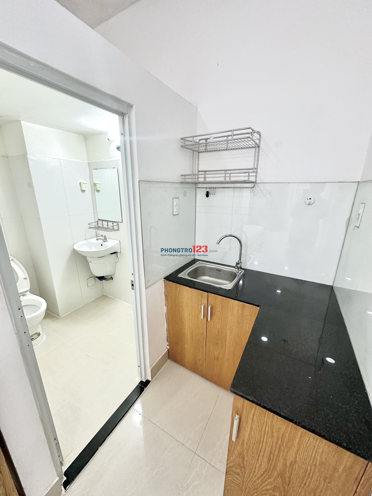 Phòng cửa sổ full nội thất Nguyễn Hữu Cảnh đối diện Vinhomes