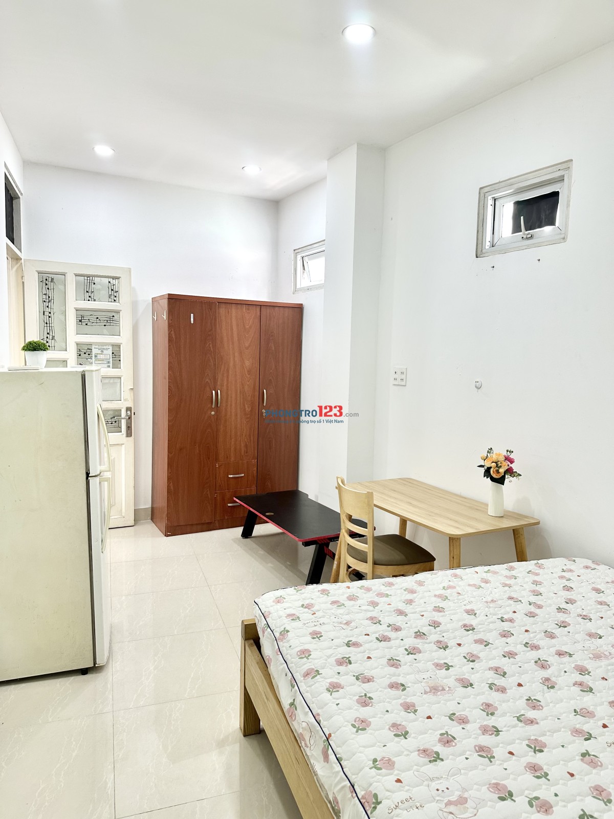 Phòng cửa sổ full nội thất Nguyễn Hữu Cảnh đối diện Vinhomes