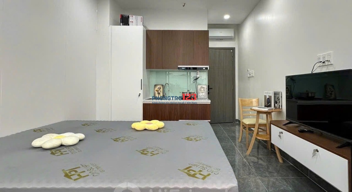 Phòng Studio Ban Công Siêu Đẹp. Vị trí: Ngay Hoàng Sa – Trường Sa, di chuyển TB, Q3, PN dễ dàng