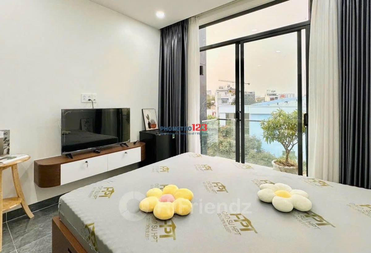 Phòng Studio Ban Công Siêu Đẹp. Vị trí: Ngay Hoàng Sa – Trường Sa, di chuyển TB, Q3, PN dễ dàng