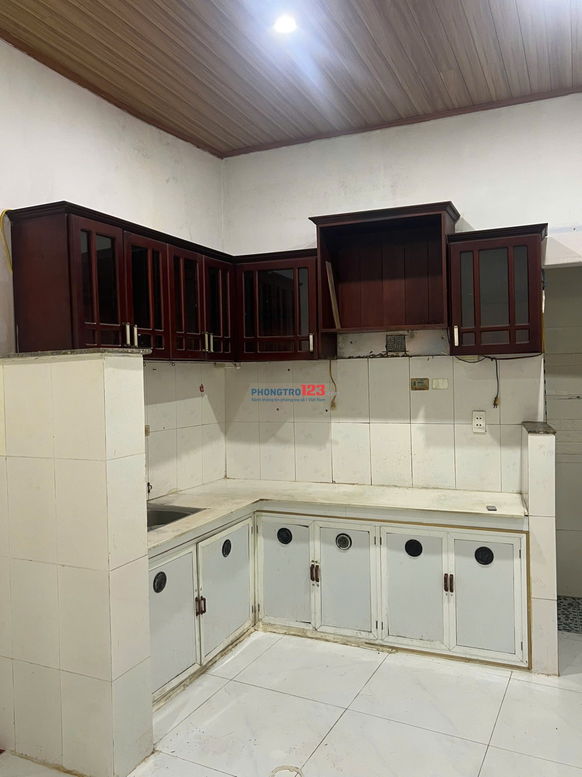 Cho thuê nhà nguyên Căn đường Trần Cao Vân, 2 tầng, 280 m2, 6 phòng ngủ, giá 8 triệu/tháng.