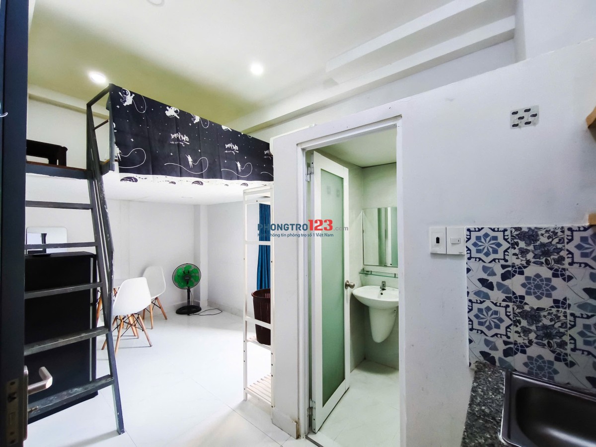 Phòng có gác cửa sổ lớn, full nội thất, thang máy ở Bình Thạnh gần ngã tư hàng xanh, Ung Văn Khiêm