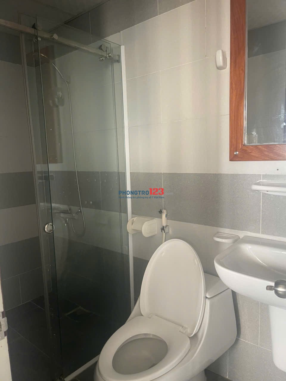 Chung cư 590, CMT8, Phường 11, Quận 3: 70m2, 2PN, thang bộ, 9tr
