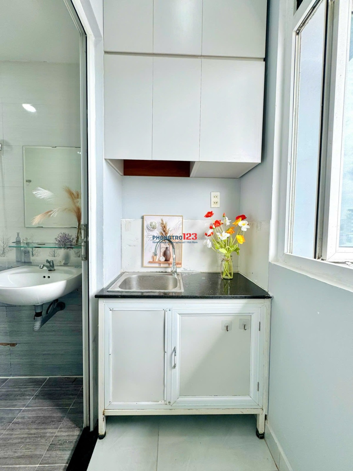 CHO THUÊ PHÒNG TRỌ FULL NỘI THẤT – BAN CÔNG THOÁNG MÁT Q1 Gần Cầu Nguyễn Văn Cừ, Ngã Sáu Cộng Hoà