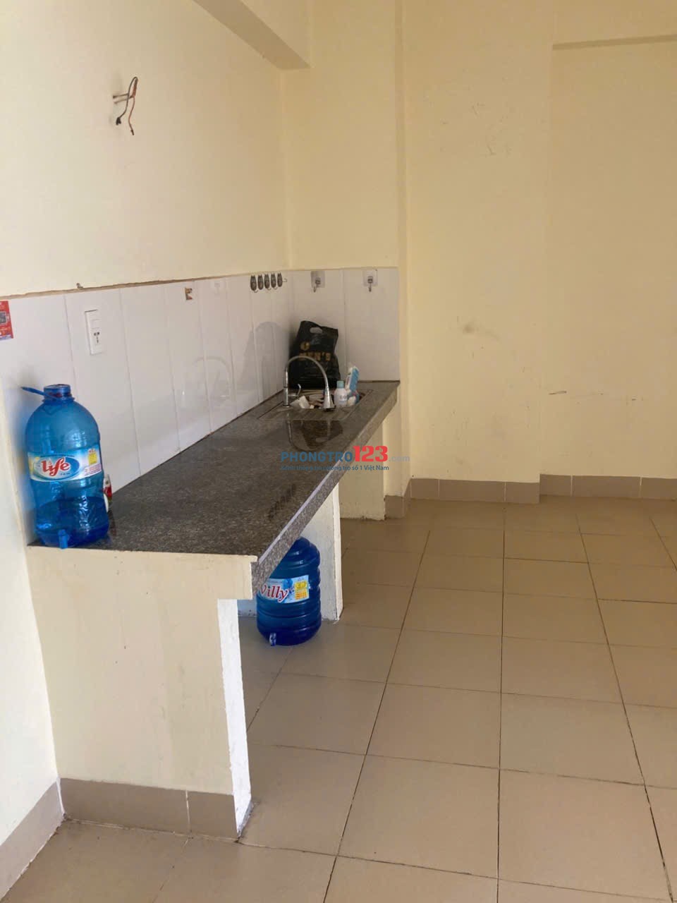 Cho nam thuê 1 phòng chung cư Hoàng Văn Thụ