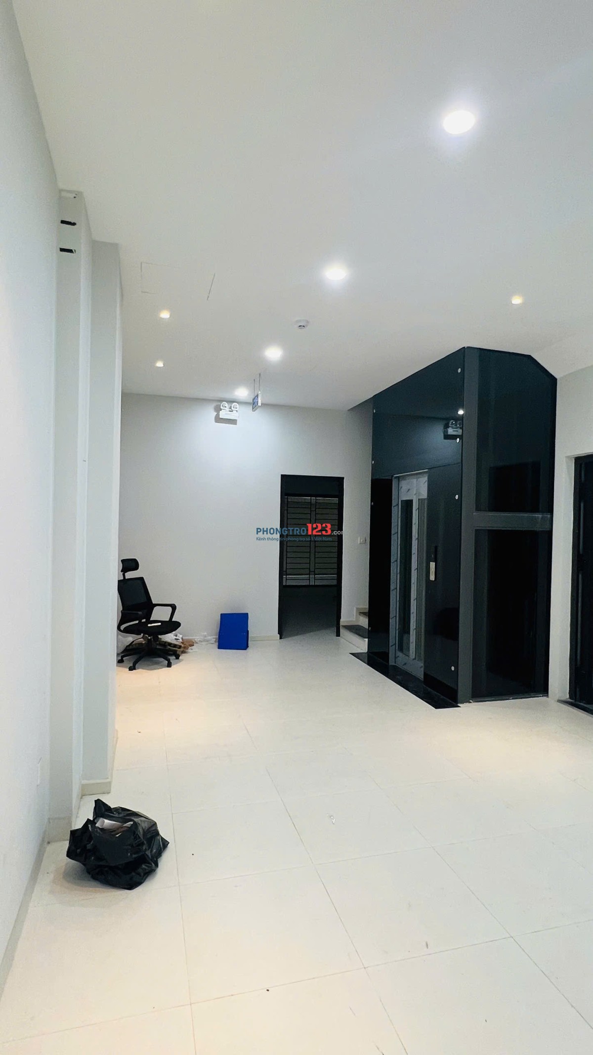 Cho thuê nhà Nguyễn Xiển, rộng rãi, đủ đồ, có chỗ đỗ ô tô, phù hợp cho cả văn phòng