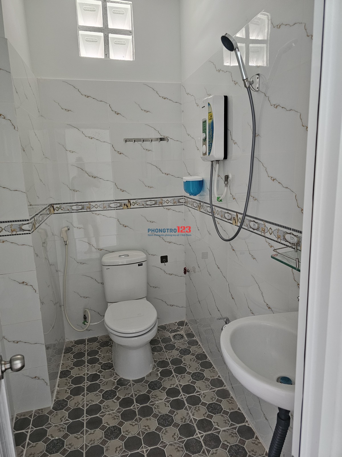 Cho thuê nhà nguyên căn, 3 phòng ngủ, diện tích 195m2, q.Bình Tân