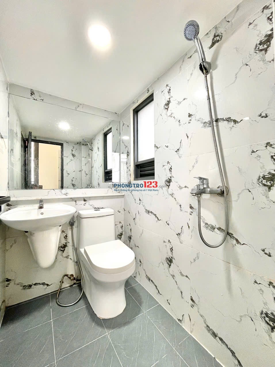 PHÒNG CỬA SỔ TRỜI NGAY BỜ KÈ HOÀNG SA